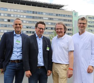 Dirk Hermann (2. von rechts) ist der neue Patientenfürsprecher im Diakonie Klinikum Jung-Stilling in Siegen. Verwaltungsdirektor Jan Meyer (2. von links), Ärztlicher Direktor Professor Dr. Christian Tanislav (rechts) und Pflegedirektor Jörg Engel bedankten sich für seine Bereitschaft, das Amt zu übernehmen. 